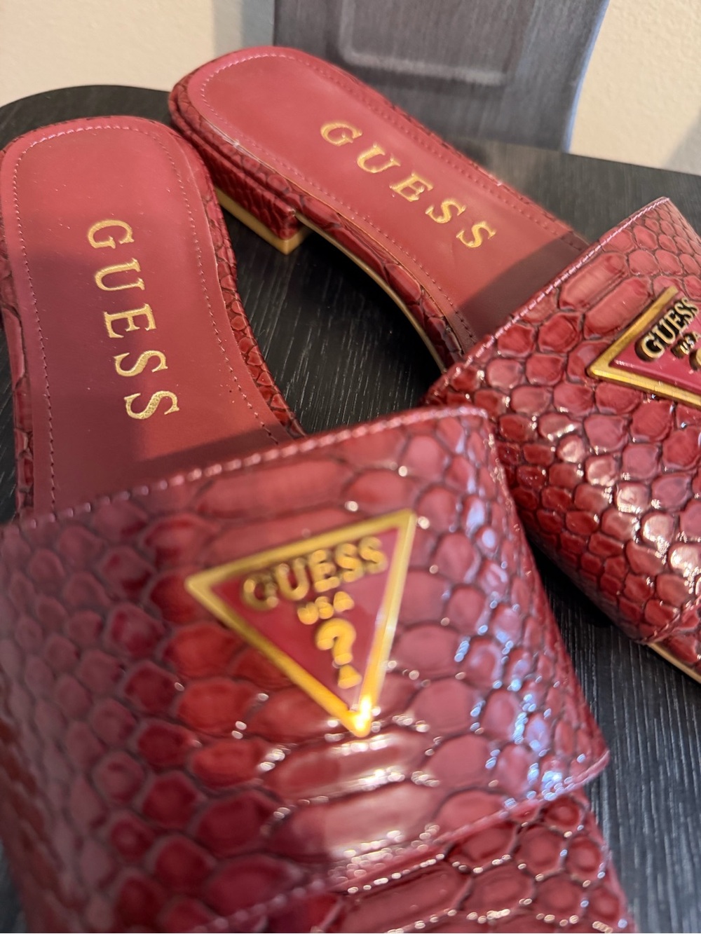 Guess Burgundy Red Croc Embossed Logo Slide Sandals Size 8 - Picture 2 of 11